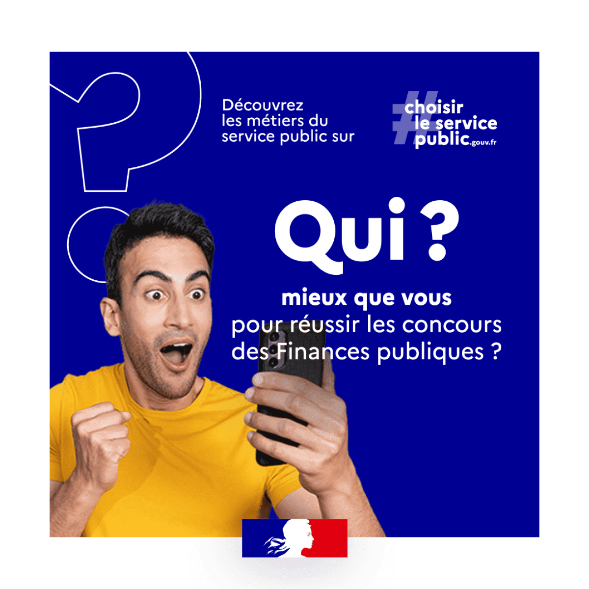 Jeune homme heureux regardant son smartphone. Il a réussi le concours des Finances publiques.