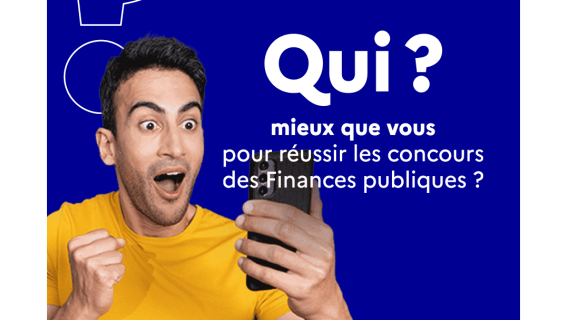 Jeune homme heureux regardant son smartphone. Il a réussi le concours des Finances publiques.